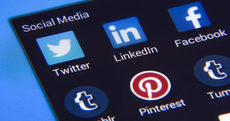 Welcher Kanal, welcher Ton: LinkedIn, WhatsApp, Karte